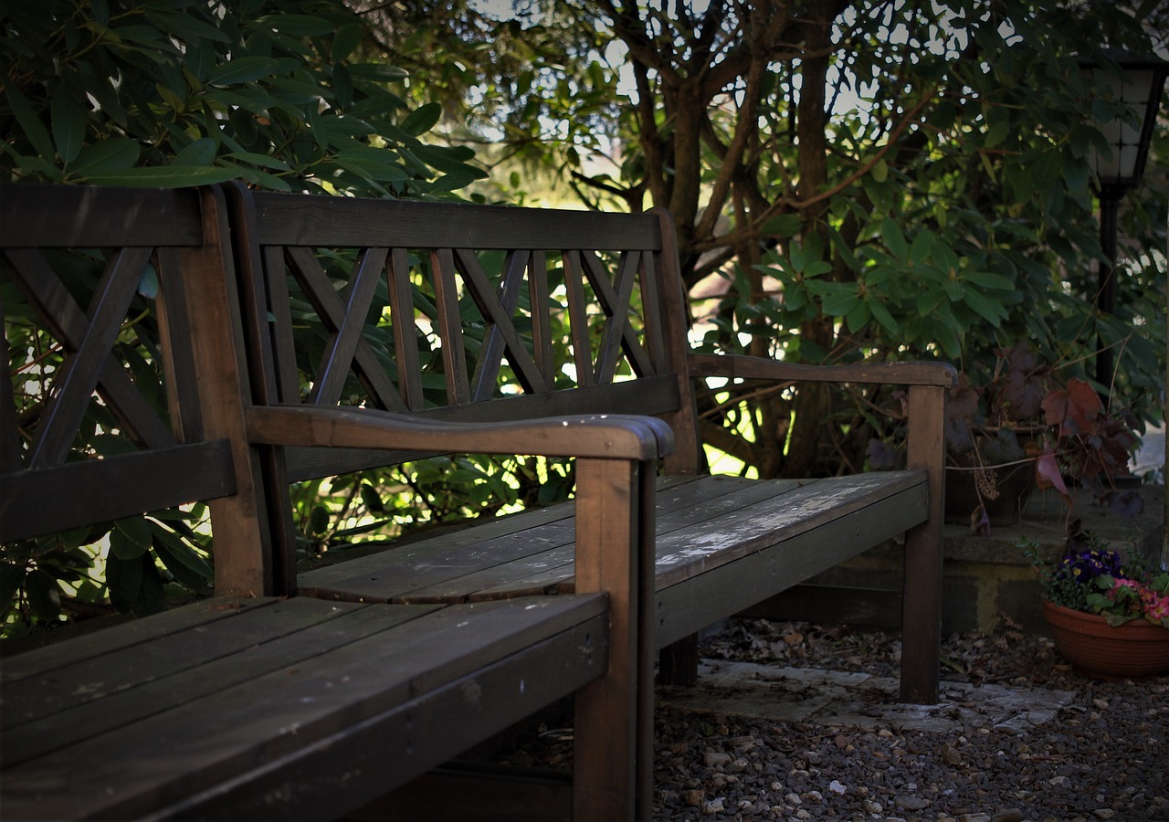 7 Easy Steps to Build a Wooden Garden Bench